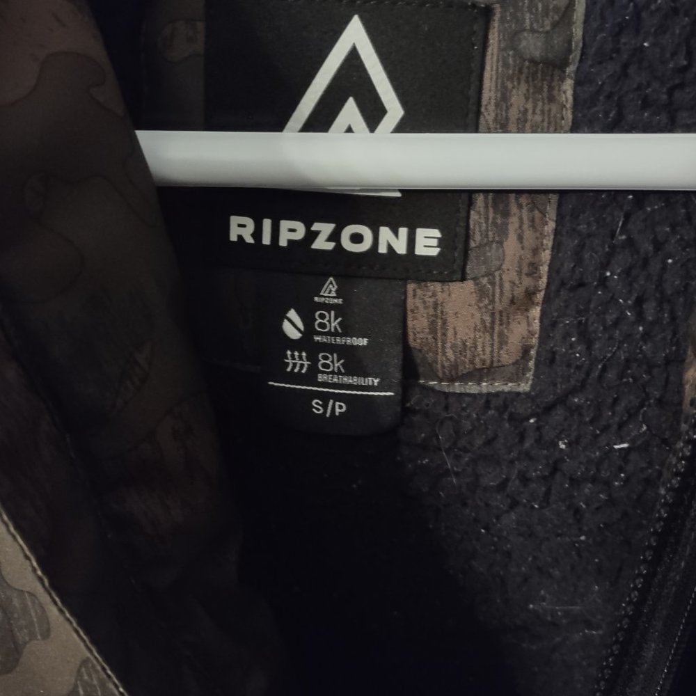 Boys size small Ripzone winter coat. - Picture 2 of 3